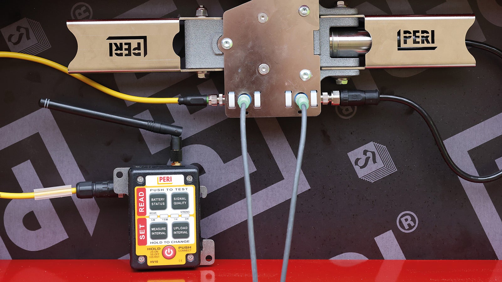 Das PERI InSite Construction Drucküberwachungs-Set misst die Temperatur des Betons kontinuierlich. 