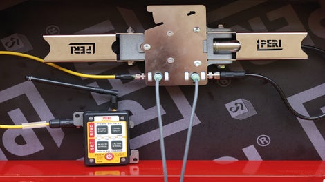 Avec le PERI InSite Construction (ISC), PERI présente une gamme de capteurs qui complète de manière optimale les systèmes de coffrage courants. La technologie des capteurs entre en jeu là où des travailleurs hautement qualifiés et de nombreuses années d'expérience en matière de bétonnage peuvent faire défaut. Elle permet de prendre des décisions éclairées sur le processus de bétonnage. 