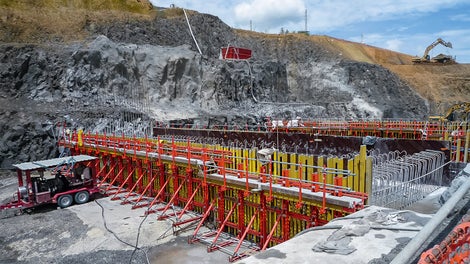 在首浇段中荷载直接传递给地板，通常首浇段需要在不同的高度上施工，例如：在不平坦的地形边缘；SCS系统只需一个额外组件（起步支架），即可顺利完成浇筑。