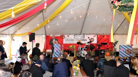 Rich DelGiacco (VP PERI USA) welcomes customers and employees to PERI’s new facility.