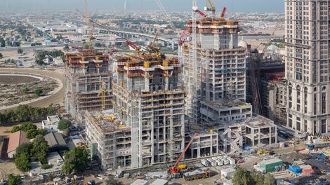 Al Habtoor城市大厦坐落于迪拜市，由三座高层建筑组成，需要同时进行施工。建筑高度达300米。