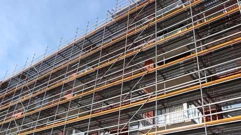 Säkra arbetsförhållande med arbetsplattformar som är helt täckta utan luckor och överlappande plank