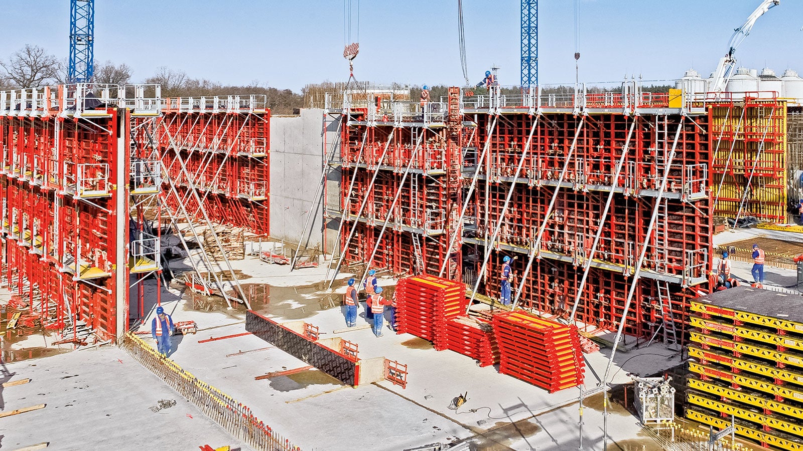 Equipado con sistemas de plataformas, TRIO ofrece la máxima seguridad al equipo de construcción. Las unidades móviles de gran superficie, que incluyen plataformas de trabajo, escaleras de acceso y barandillas, se desplazan de un ciclo a otro.