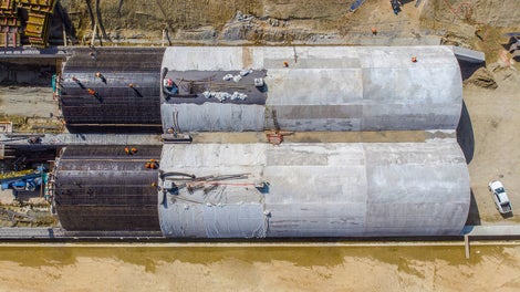 拱顶施工段长度为15米，施工时，内模板必须尽快地转运至下一施工段，确保项目如期完成。