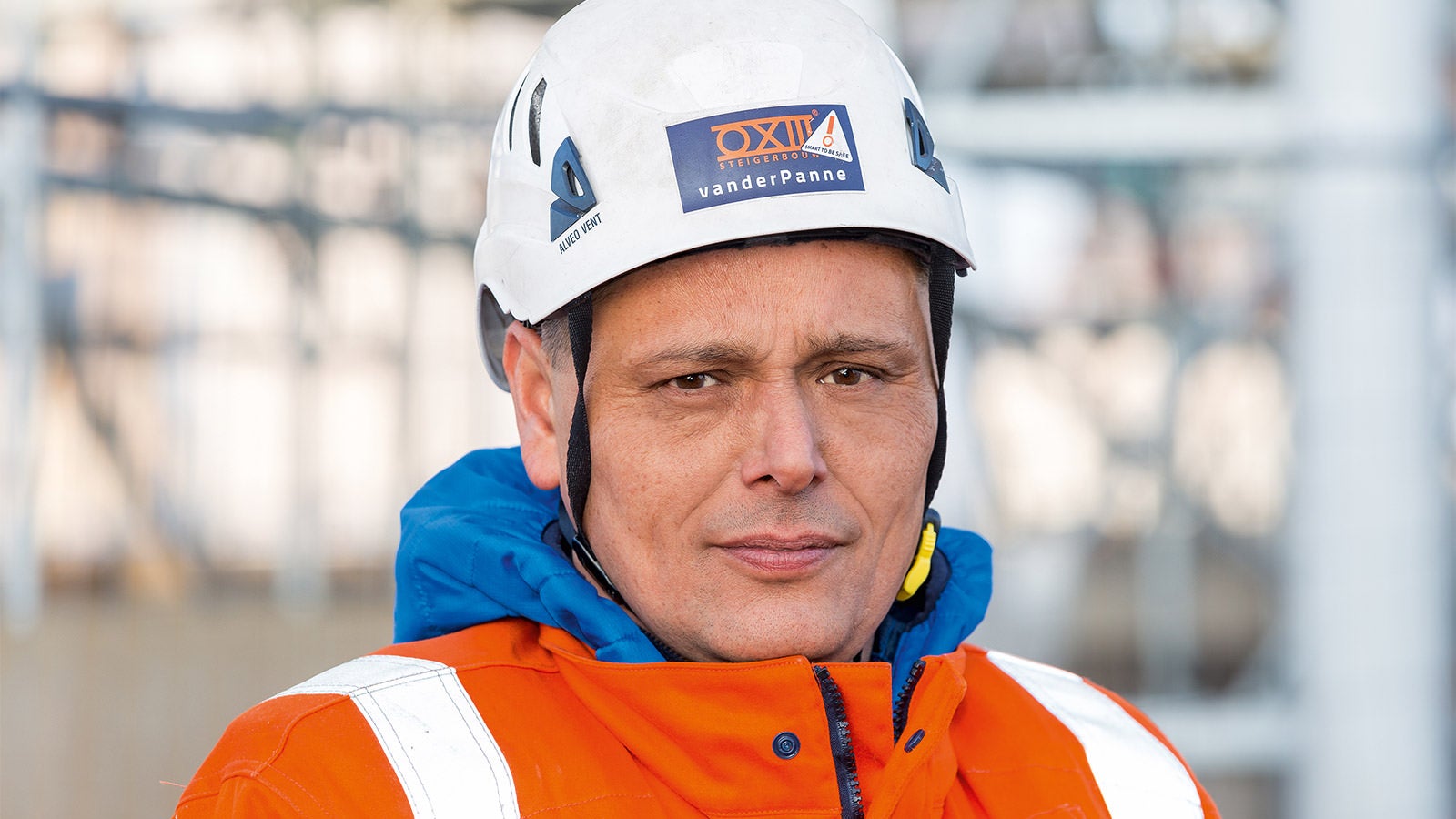 Zusammen mit PERI haben wir ein tolles Konzept für die außerordentlich anspruchsvolle Pyloneinrüstung der Willemsbrücke entwickelt. Die über Nacht montierte und seitlich auf den Betonsockeln aufgeständerte VARIOKIT Überbrückung machte es möglich, die 60 m hohe und 200 Tonnen schwere PERI UP Gerüstkonstruktion zu errichten, ohne die Fahrbahnplatte zu belasten und den durchfahrenden Verkehr zu beeinträchtigen. Alle Fristen wurden eingehalten. Auch für die Aussteifung und Verankerung hat sich die Kombination von VARIOKIT und PERI UP als gute Lösung erwiesen, mehrmals wurde Windstärke 10 widerstanden. Kurz gesagt, wir sind sehr zufrieden mit den PERI Systemen und der Zusammenarbeit – ein richtig gutes Beispiel für ‘Engineered Solutions’.