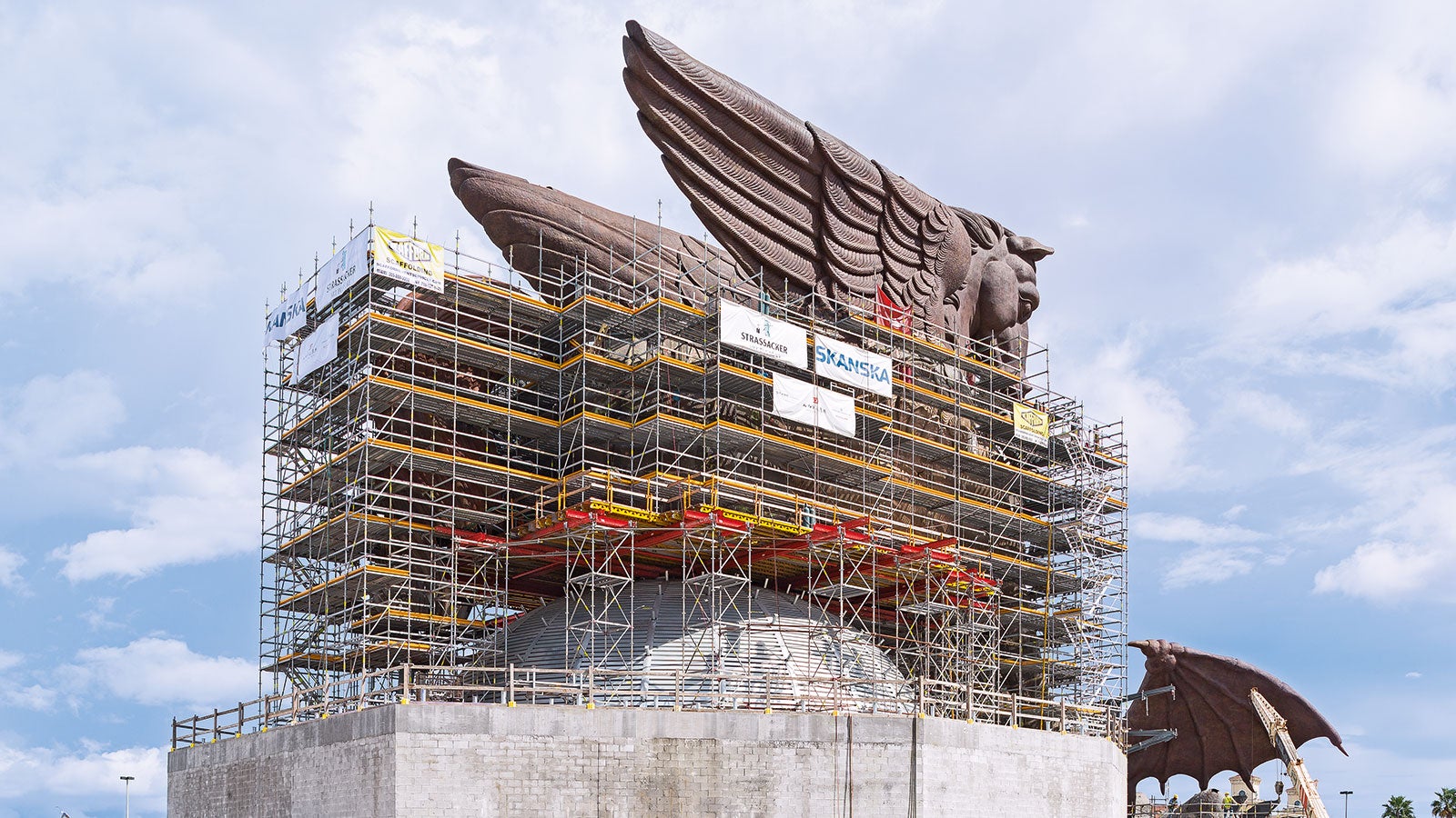 Cost-effective system combination: VARIOKIT system components supplemented the PERI UP scaffold solution in particular for the large-span bridging.