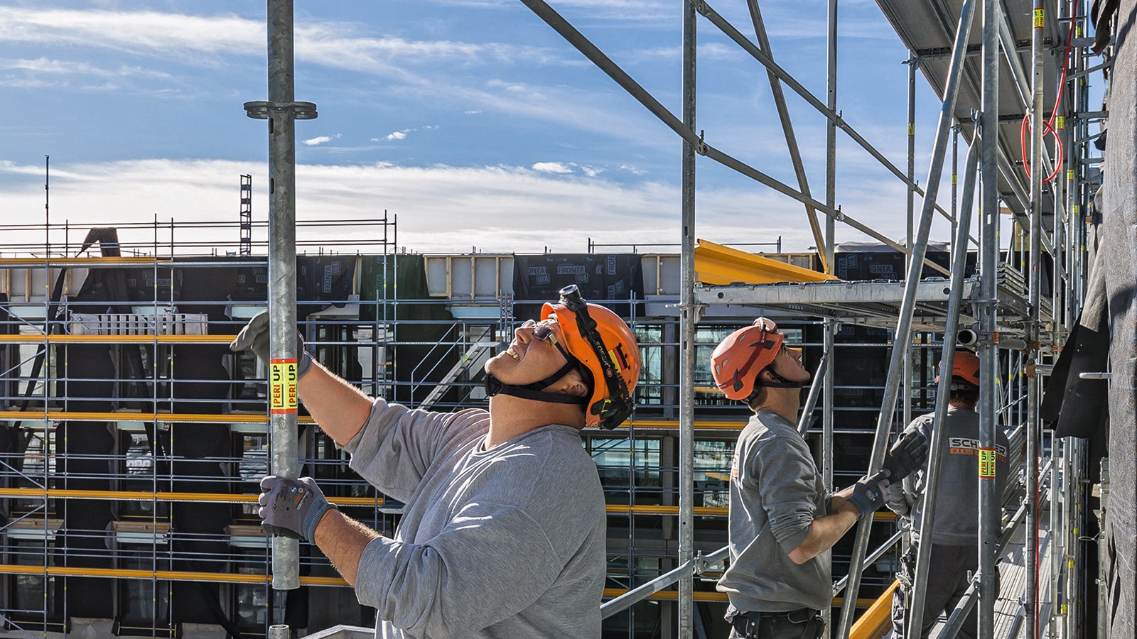 Wir haben PERI UP mit wenigen Bauteilen, leichtem Material und selbstsichernden Systemen konzipiert, die einen effizienten und sicheren Auf- und Abbau von PERI UP Gerüsten unterstützen.