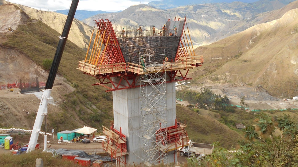 Proceso de montaje del encofrado TRIO para dar forma al gran cabecero.