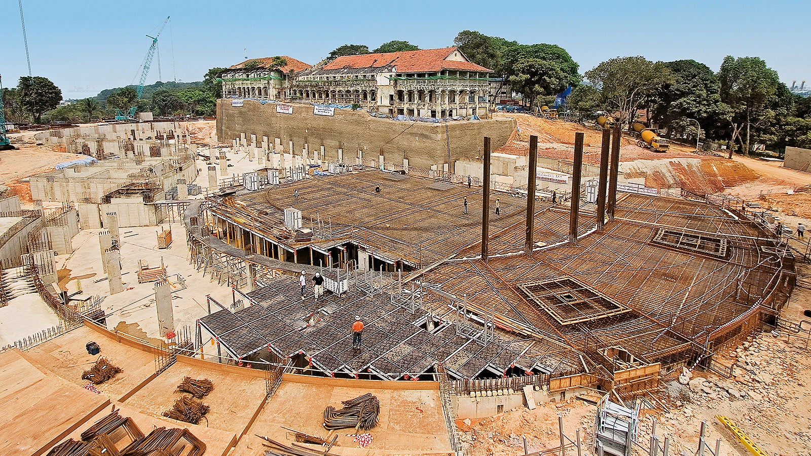 The new 6-star hotel complex was constructed around two buildings dating from the colonial times. With SKYDECK, the construction of the reinforced concrete slabs could be carried out efficiently and safely.