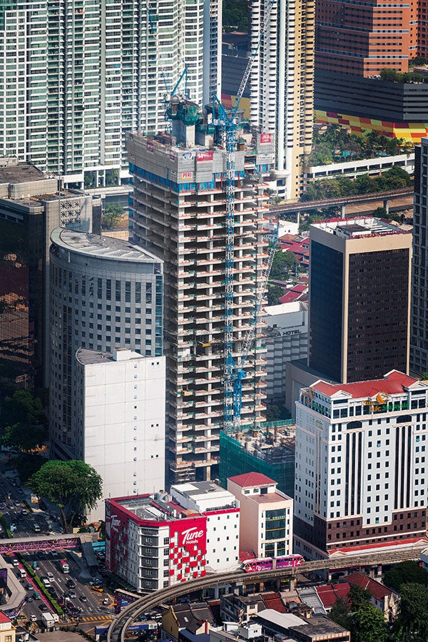 A complete solution consisting of formwork, scaffolding and related services has guaranteed safety at all heights and rapid progress during the construction of JKG Tower complex.