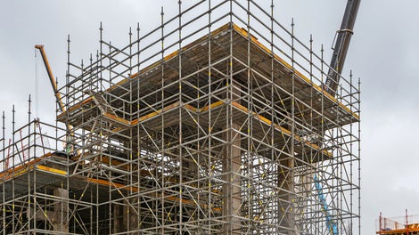 PERI UP FLEX zapewnia uniwersalne i bezpieczne podparcie stropu ze zintegrowanym pomostem roboczym