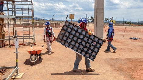 DUO is a real hand-set formwork: the largest panel with 90 cm x 135 cm weighs less than 25 kg and can easily be carried by hand.