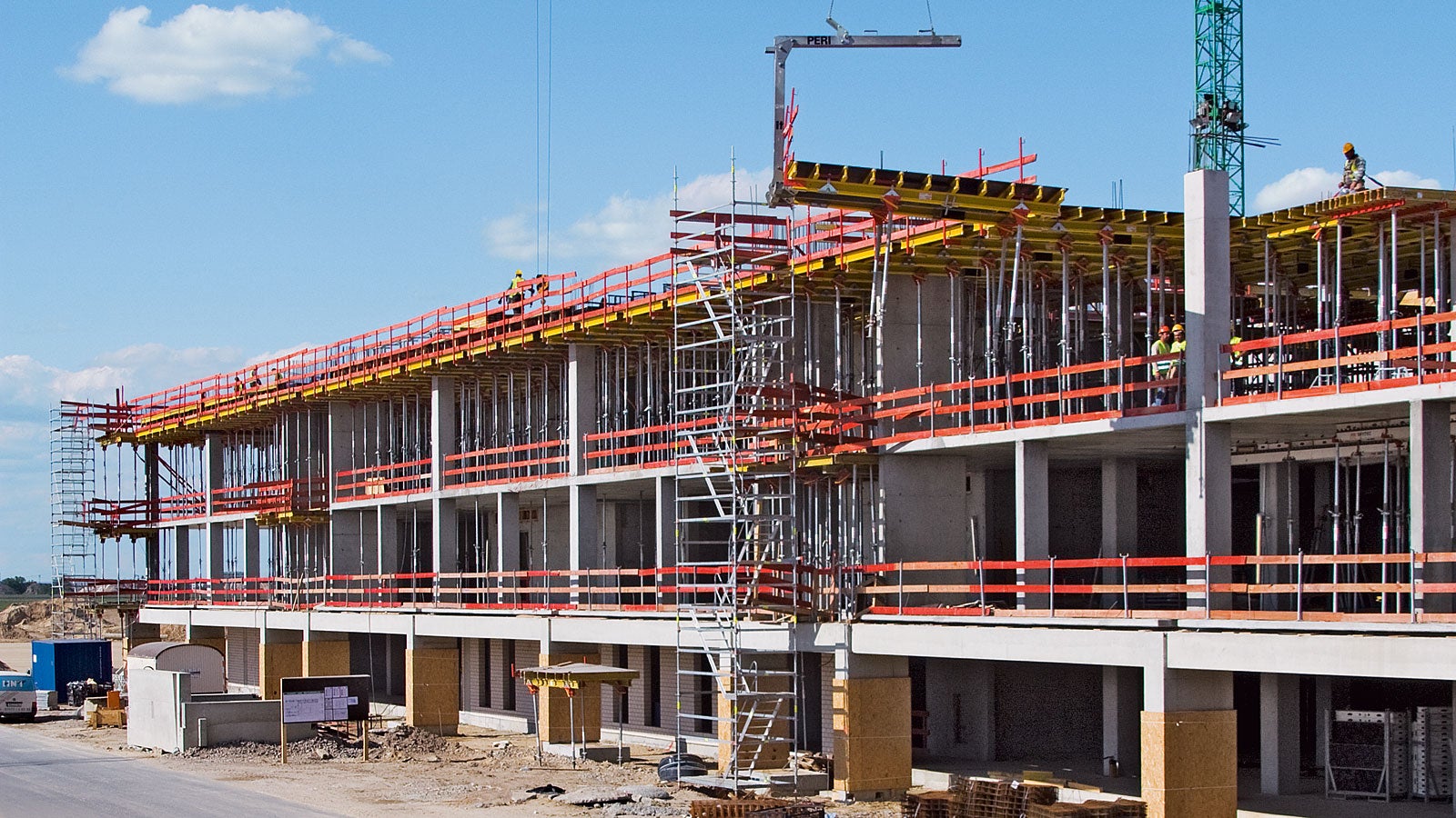 During peak times, approx. 8,000 m² of slab tables were moved to the next place of use per week. With the transportation fork, large units could be quickly and safely moved.