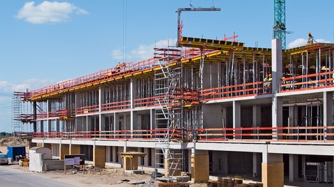 During peak times, approx. 8,000 m² of slab tables were moved to the next place of use per week. With the transportation fork, large units could be quickly and safely moved.