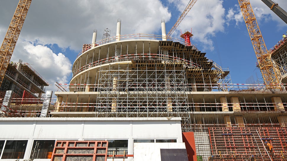 Опалубочная система TRIO в процессе бетонирования стен парковки. 