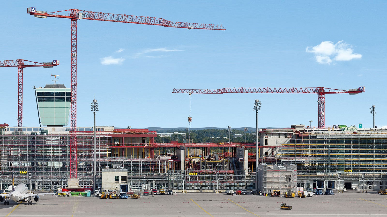 Noul terminal satelit al Aeroportului Munchen având o lungime de 600 m, este localizat în centrul aeroportului și încorporează centrul existent de sortare al bagajelor. În timpul execuției aeroportul și-a desfășurat activitatea normal, astfel că operațiunile de lucru au fost o provocare enormă pentru cei implicați în proiect. 