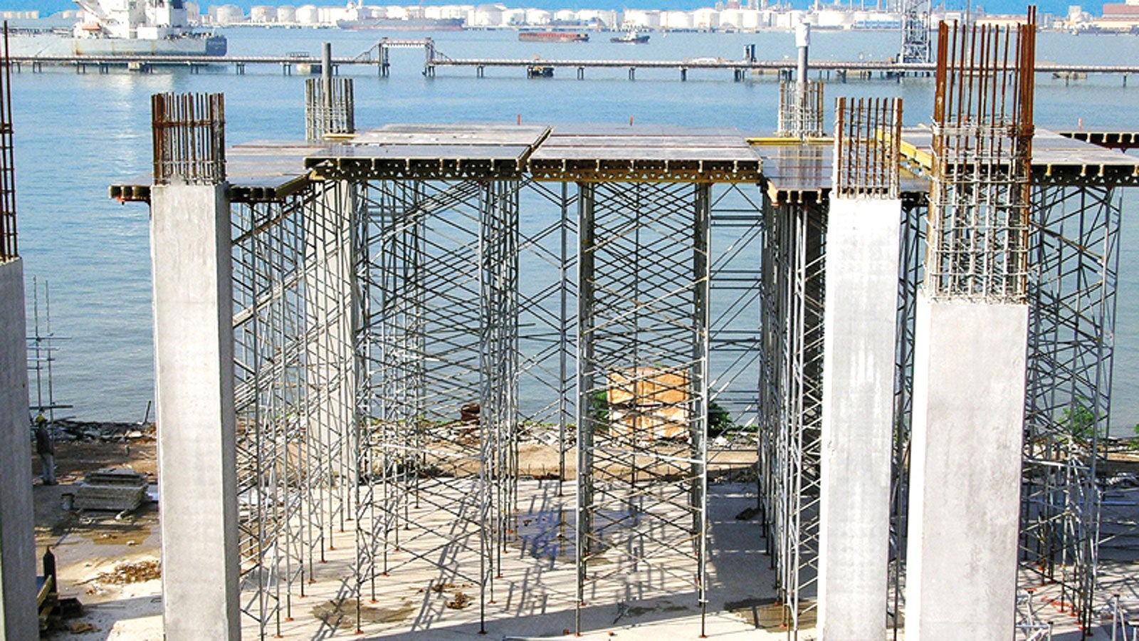10.50 m high PD 8 slab tables with SRZ steel walers as main beams and VT 20 as cross beams for construction of a warehouse.<br/>