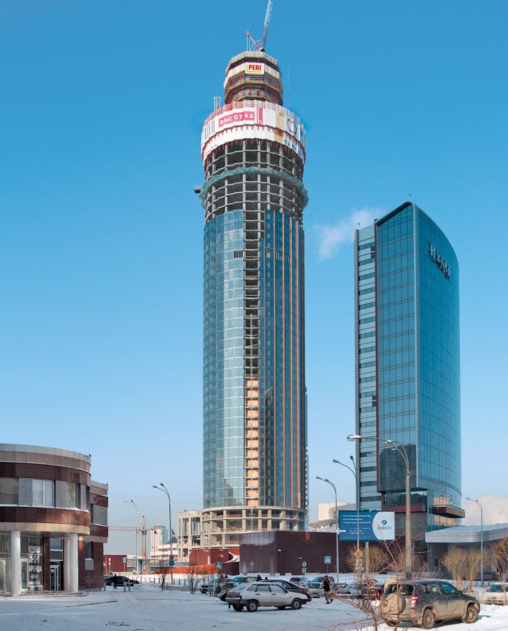 The ISET Tower in Yekaterinburg is characterized by its external shape. PERI planned a comprehensive, crane-independent concept of the climbing formwork required on the elevator shafts and core walls, as well as the climbing protection panel on the building´s outer edges.