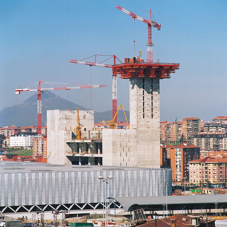 Start of forming operations for the hat-shaped construction on the shoring which was positioned at the core.