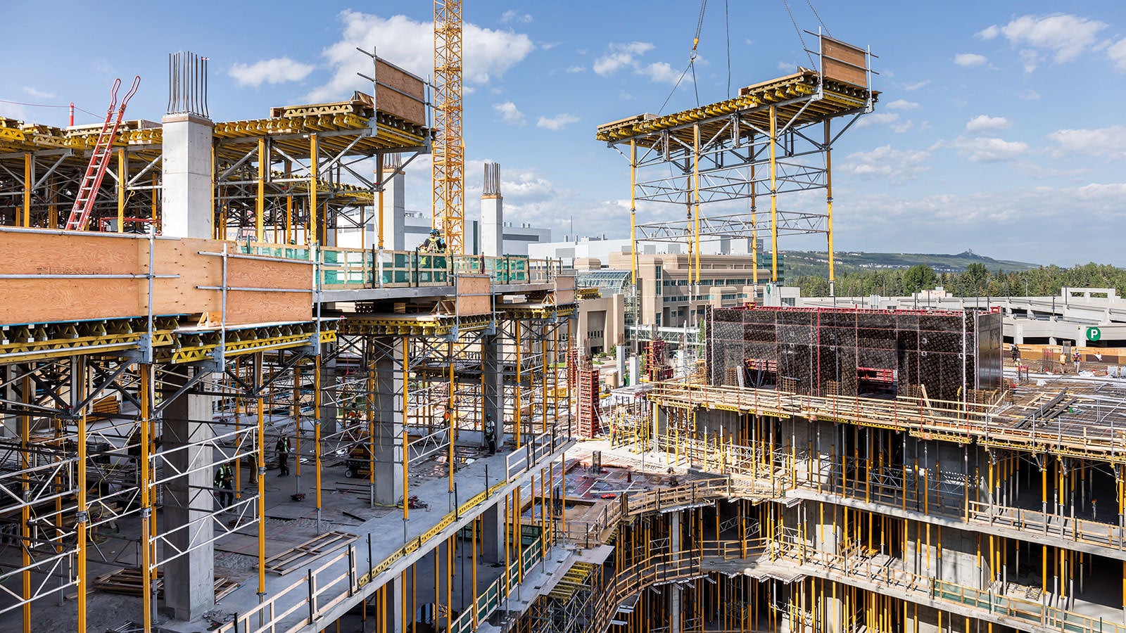 Datorită dimensiunilor mici ale plăcilor și a spațiului restrâns de pe șantier, mesele cofrante SKYTABLE au fost asamblate și livrate la timp - nu numai că aceasta a redus costurile, dar a redus și cantitatea de spațiu absolut necesara.