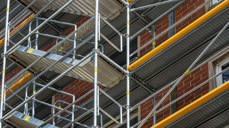 Высокий уровень безопасности. Ограждения монтируются совместно с установкой уровня, т.е. во время монтажа рабочий горизонт постоянно имеет ограждения. 