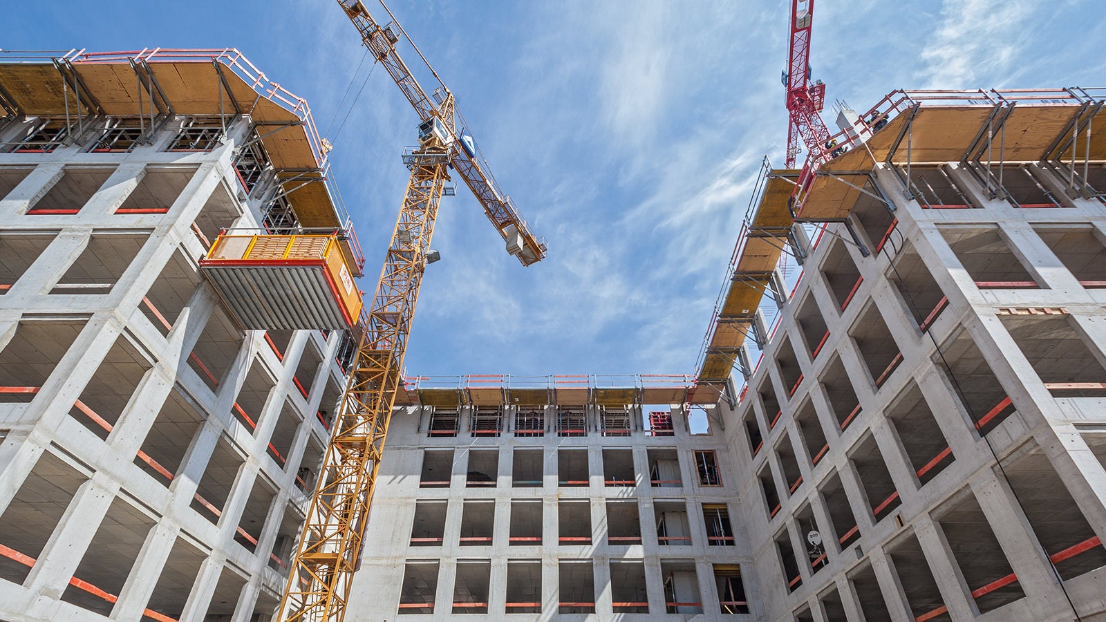 Faltbühnen FB 180 dienten als Arbeits- und Schalungsgerüst für das Büro- und Hotelgebäude, zum Umsetzen und Zwischenlagern von Schalungsmaterial war eine RCS MP Ausfahrbühne variabel platzierbar.