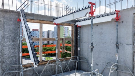 Na pohľadové steny bola nasadená kombinácia debniacich systémov TRIO a VARIO.