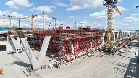 Plochu 15 300 m² ponese ve výšce více než 10 m 70 sloupů ve tvaru V.<br/>(Foto: PERI SE)<br/>