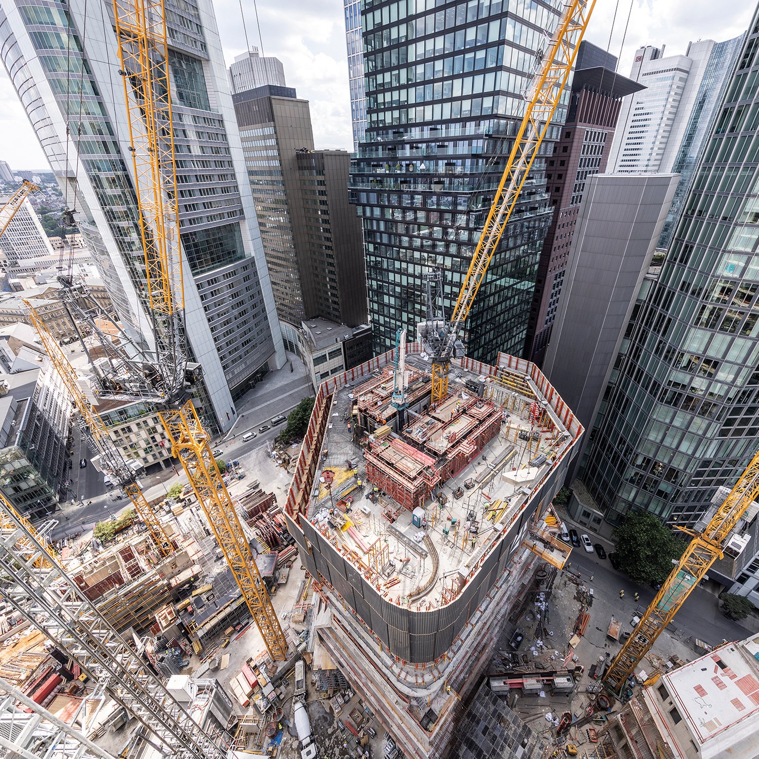 Die PERI Lösung für den Bau des Großprojekts umfasst aufgrund der variierenden Anforderungen der vier Türme unterschiedliche, aber gleichzeitig optimal aufeinander abgestimmte Systeme. Für die inneren Kerne der vier Hochhäuser fanden verschiedene Varianten des ACS Klettersystems Verwendung.