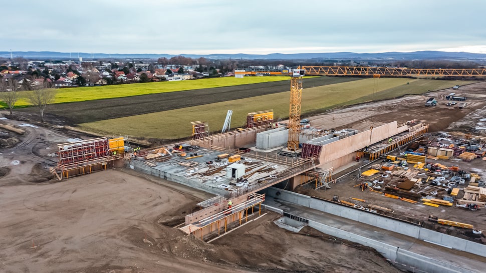 MAXIMO Rahmenschalung als Standardschalung | Standarddeckentisch-System MULTIFLEX mit VT20 Schalungsträgern und MULTIPROP Stützen als Unterstellung der auskragenden Deckenteile im Sichtbetonbereich