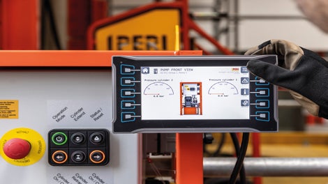 Le contrôle complet du processus de hissage est possible grâce aux signaux lumineux de l'unité hydraulique RCS MAX et à l'écran.
