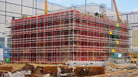 使用PERI UP盘扣式作业脚手架进行施工，确保了为9.90米高的墙体结构安全地进行立模、钢筋绑扎和混凝土浇筑等工作。