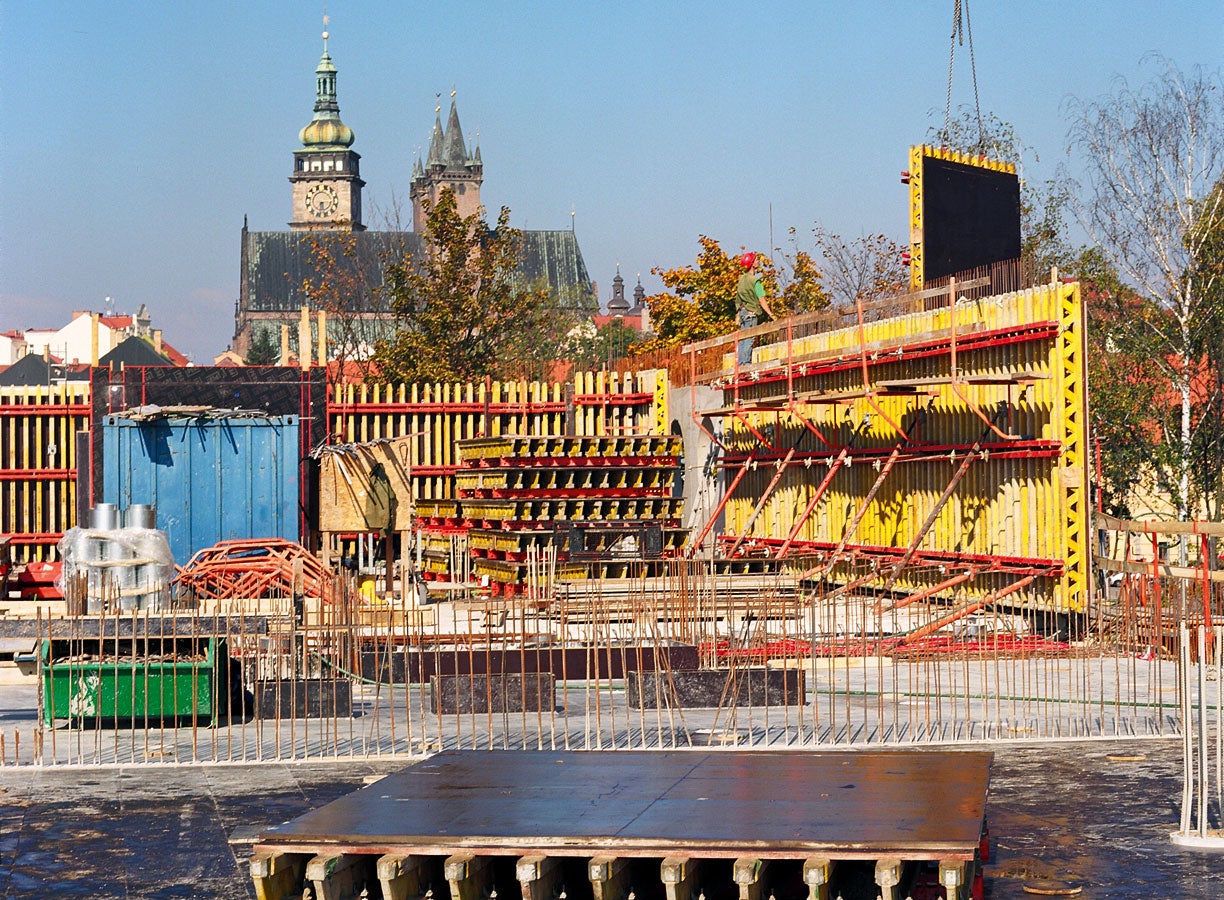 Flexibilní uspořádání závor stěnového bednění VARIO GT 24 umožnilo dodržení požadovaného modulu spínání.