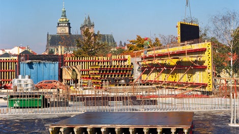 Flexibilní uspořádání závor stěnového bednění VARIO GT 24 umožnilo dodržení požadovaného modulu spínání.