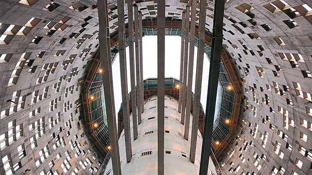 <p>Beim Bau des 142 m hohen Torre Agbar in Barcelona stellen variierenden Formen, unregelm&amp;auml;&amp;szlig;ig platzierte Fenster und wechselnde Wandst&amp;auml;rken Heraus-forderungen dar, die mit der ACS Selbstklettertechnik schnell und sicher gel&amp;ouml;st werden k&amp;ouml;nnen.</p><br/>
