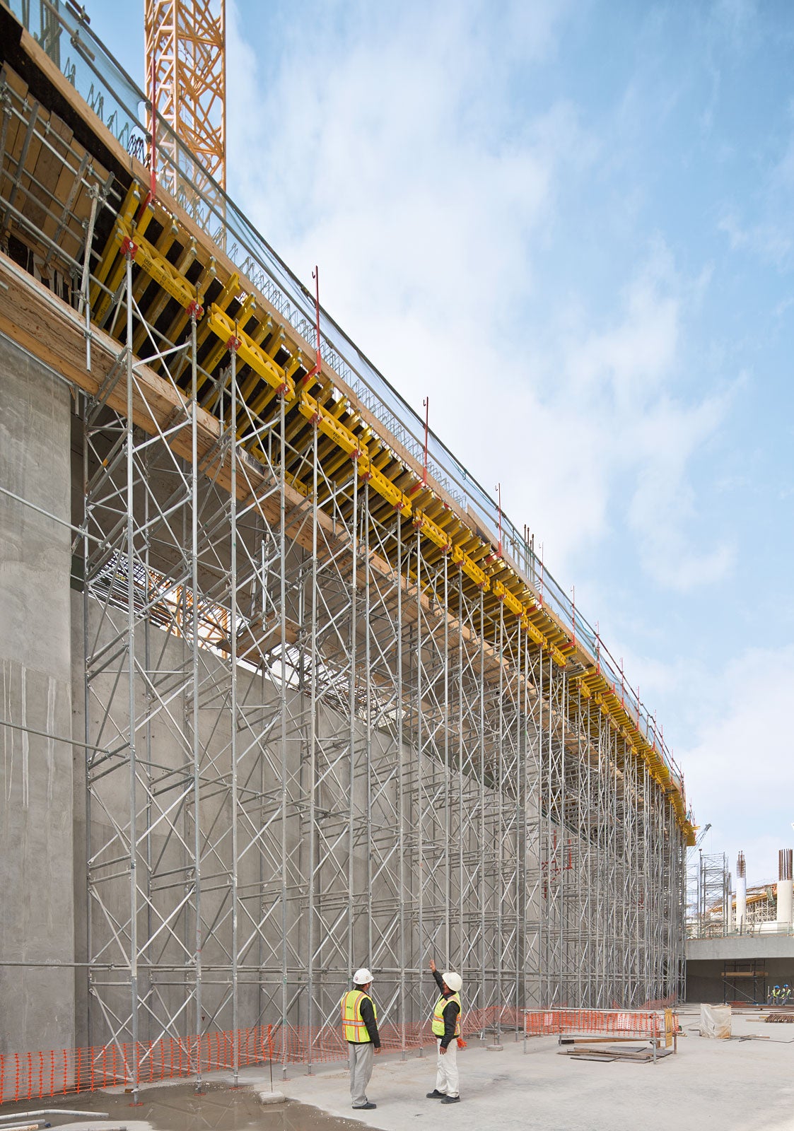 PD 8 is the proven shoring system for slab tables and accommodates high loads. With only two different frame heights, almost any required height can be realized.