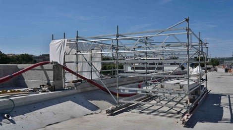 Pojízdná zavěšená lávka PERI UP Flex pro sanaci římsy mostu.