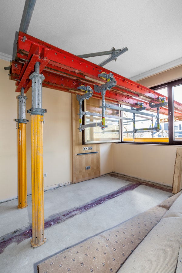 Using RCS rails and trolleys from the PERI UP system has allowed bulky components to be easily moved through the window openings to the outside.