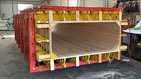 Sestavená pilířová forma ze systému VARIO opláštěná obálkou z prken.