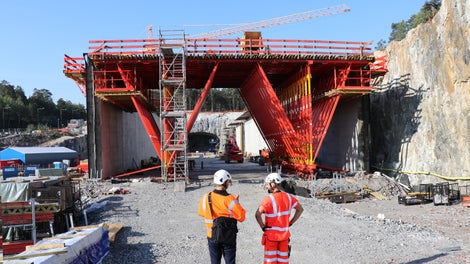 Ertekin Zekic, projektledare på PERI diskuterar tunnelvagnen med Furkan Tanhan, projektingenjör på Implenia
