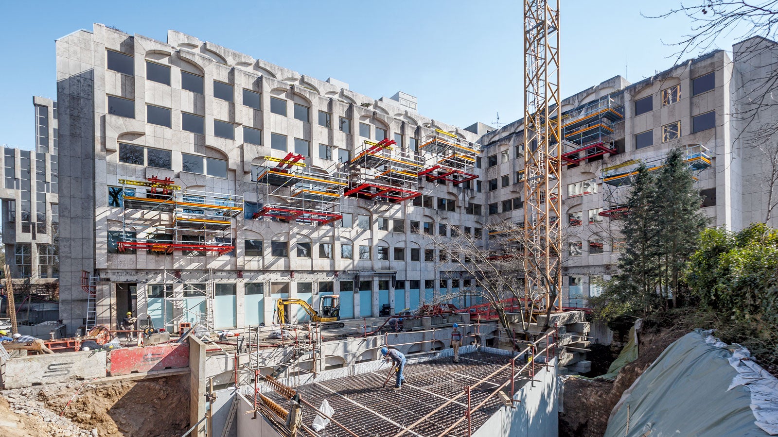 Contemporaneamente ai lavori edili al piano terra, grazie alle piattaforme PERI a sbalzo, è stato possibile ristrutturare completamente le 165 camere soprastanti