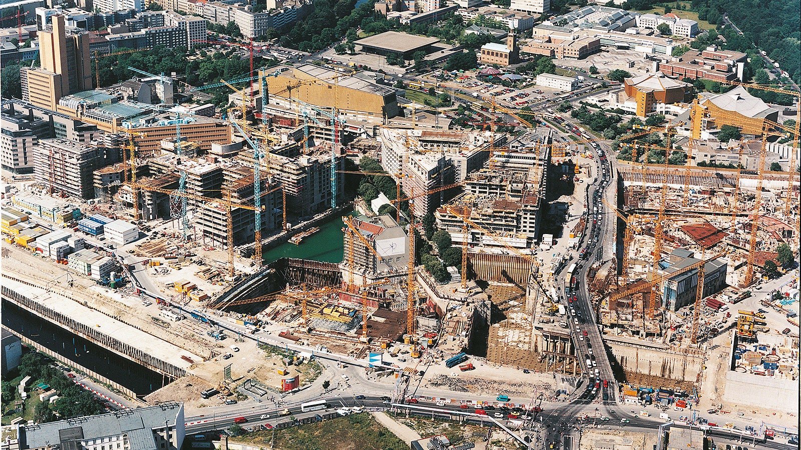 A Potsdamer Platz é uma cidade do futuro com escritórios e edifícios residenciais, escolas, teatros, hotéis e centros comerciais no coração de Berlim.