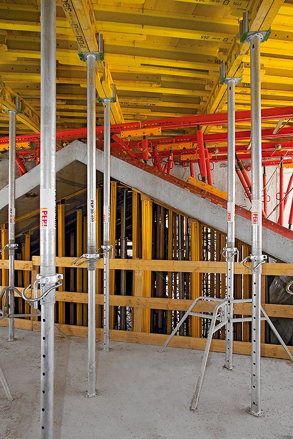 Die MULTIFLEX Plattformen mit dem Gitterträger GT 24 dienten gleichermaßen als Deckenschalung und Arbeitsebene.