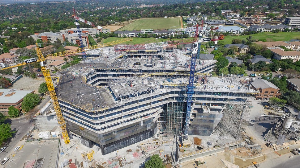 新建的萨索尔公司行政中心包括10层地上和7层地下结构。