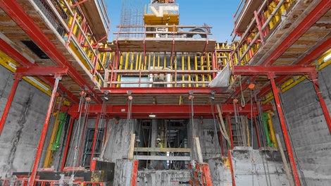 The self-climbing ACS P Platform variant has been adapted to suit the central 8 m x 10 m core ground plan while suspended DOMINO elements are being used for subsequent construction of the intermediate walls.