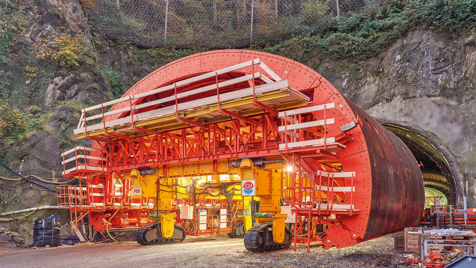 To construct the 1,600-m-long access tunnel, PERI engineers developed the first customised and fully hydraulic special-purpose formwork carriage. This alone was sufficient to construct the different cross-sections in a total of 170 concreting sections. 