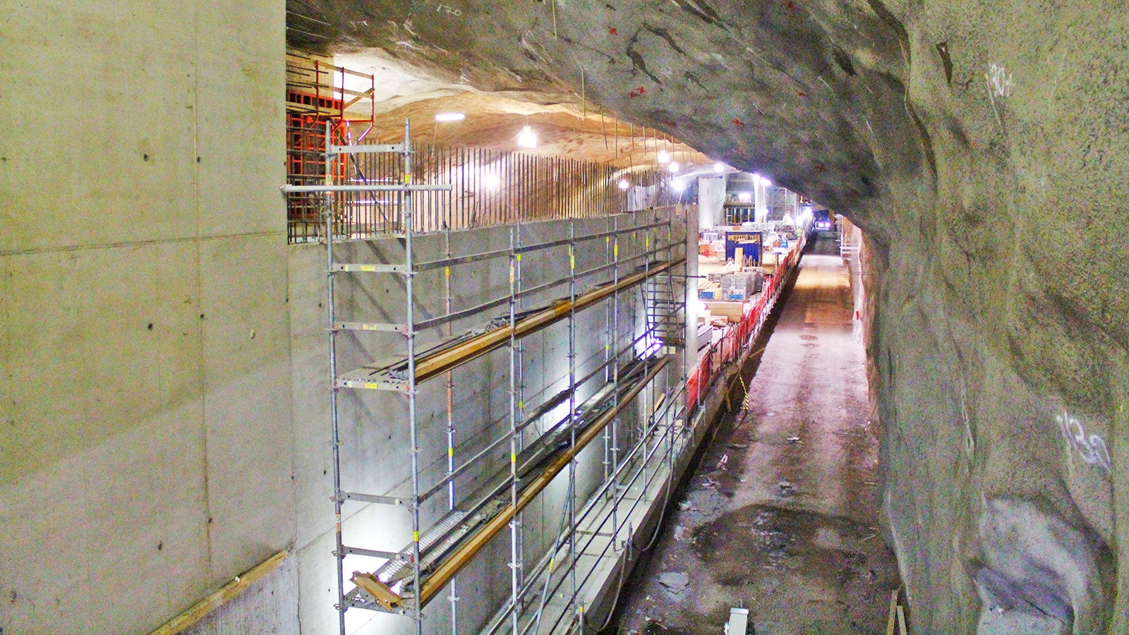 Aseman Lauttasaaren puoleinen sisäänkäynti avataan heti länsimetron valmistuessa. Koivusaaren puoleinen sisäänkäynti on puolestaan tarkoitus jättää suljetuksi, kunnes Koivusaaren alue rakentuu.