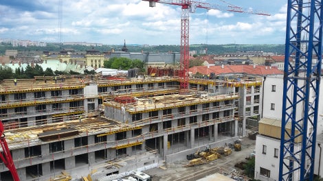 V historickom centre Košíc vyrástol jeden z najväčších bytových komplexov na Slovensku. Ide o budovu s nadčasovou architektúrou, premysleným dispozičným riešením bytov a s átriom plným zelene. (Zdroj fotogafie: VSH development, a.s.)