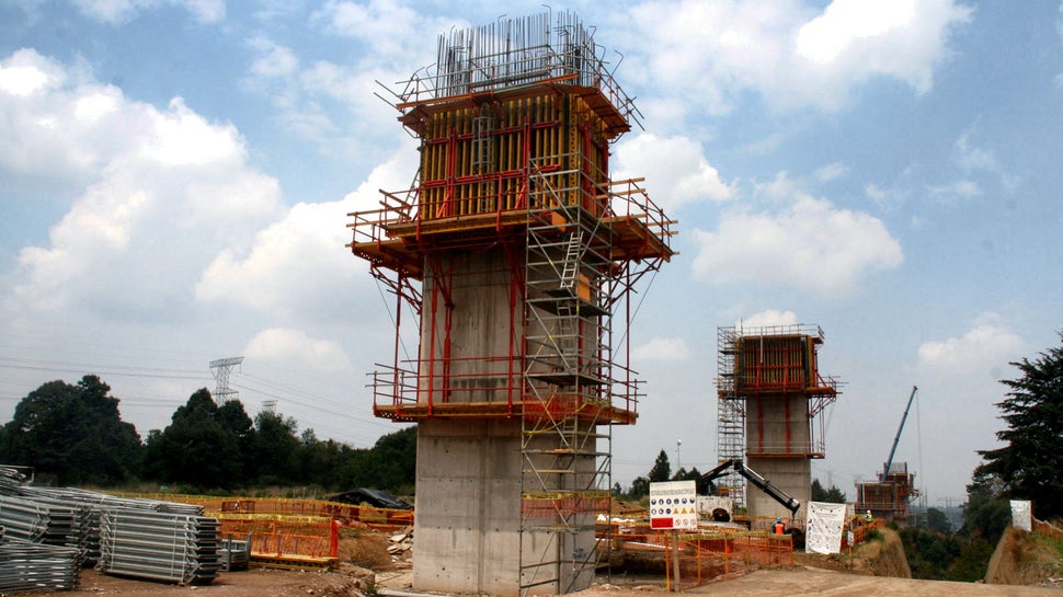 Simultáneamente se resuelven varias pilas; el sistema de cimbra VARIO en conjunto con la trepa CB ofrecen un gran avance de obra.