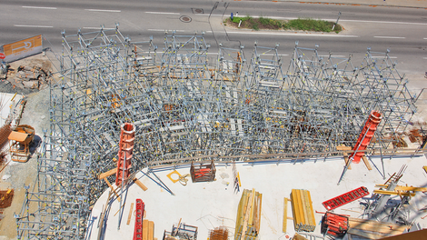 Während des Baus sorgte das PERI UP Traggerüst, die SRS Rundsäulenschalung und die MAXIMO Schalung für ein sicheres und rasches Arbeiten.